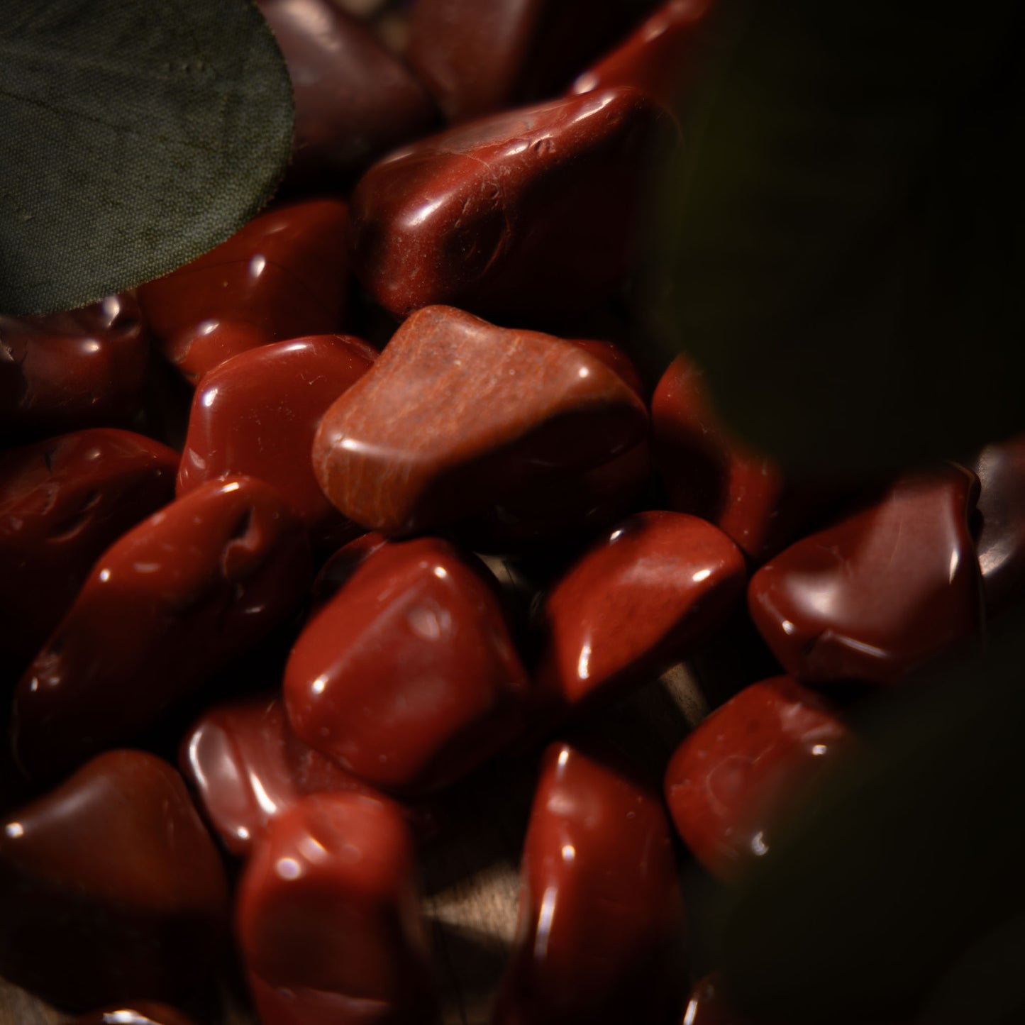 Röd Jaspis ✦ Tumlad sten